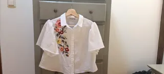 Camisa Bershka bordada flores