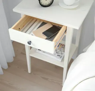 Mesita de noche de madera blanca
