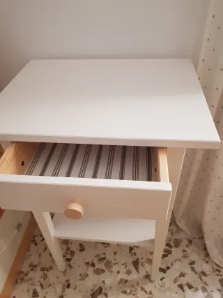 Mesita de noche de madera blanca