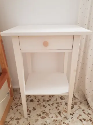 Mesita de noche de madera blanca