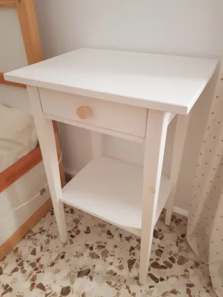 Mesita de noche de madera blanca
