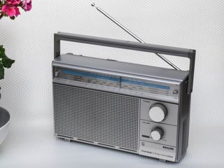 Radio Philips D2214 Portátil 4 Bandas