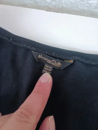 Camiseta negra manga larga escote pico