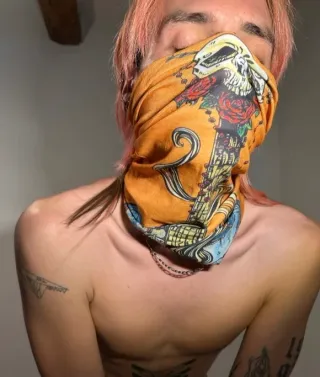 Buff naranja con calavera y rosa