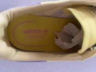 Zapatillas Adidas Amarillas y moradas