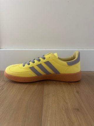 Zapatillas Adidas Amarillas y moradas