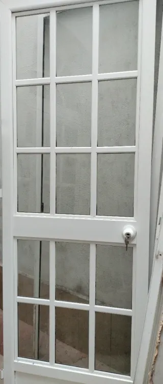 Puerta de aluminio blanca con cristales