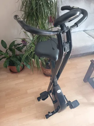 Bicicleta Estática Negra plegable.