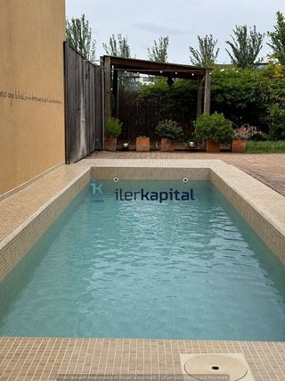 Chalet en venta en Joc de la Bola - Camps d'Esports - Ciutat Jardí - Montcada en Lleida