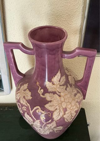 Jarra de cerámica morada con detalles dorados