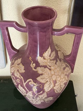 Jarra de cerámica morada con detalles dorados