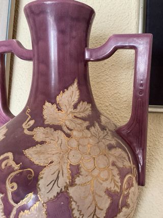 Jarra de cerámica morada con detalles dorados