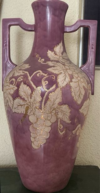 Jarra de cerámica morada con detalles dorados