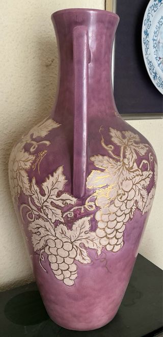 Jarra de cerámica morada con detalles dorados