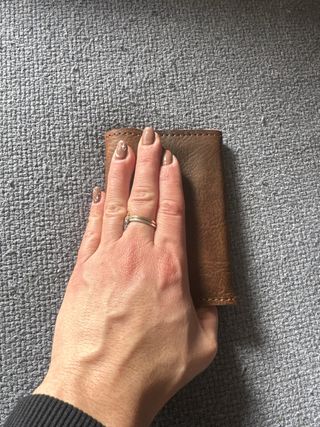 Monedero de piel marrón