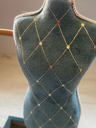 Espositore gioielli con manichino per collane e bracciali