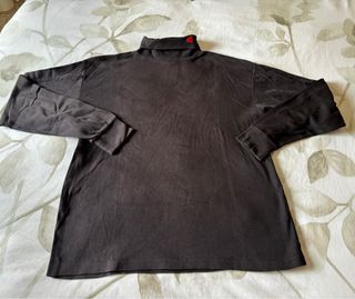 Camiseta Boomerang Negra Cuello Alto