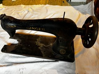 Máquina de coser SINGER antigua