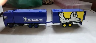 Camión Michelin Azul