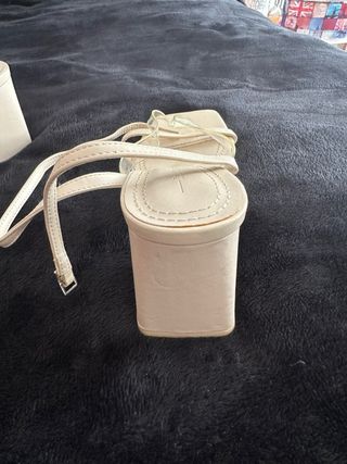 Sandalias Bershka tacón transparente talla 39