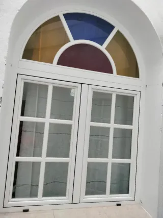 Ventana medio punto con vidrieras