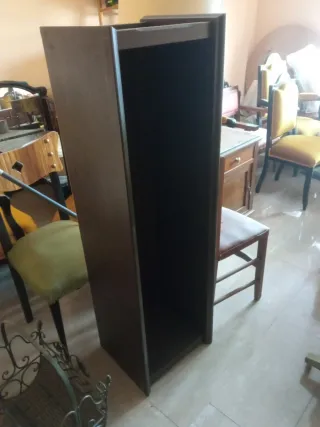 Librería de madera oscura