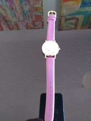 Reloj dorado con correa morada