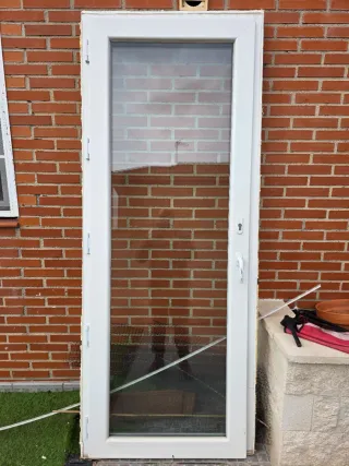 Puerta de PVC blanca con cristal