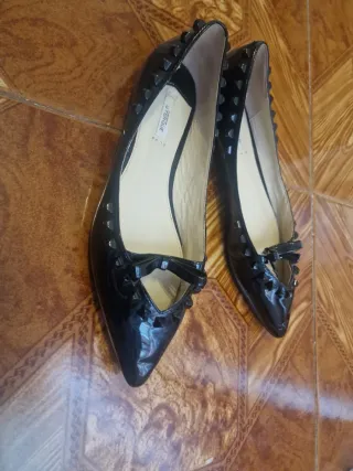 Zapatos planos UTERQUE negros con tachuelas