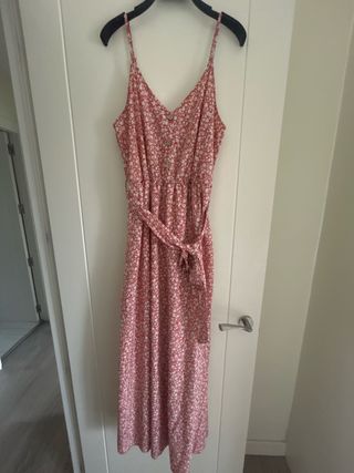 Vestido floral rosa con cinturón