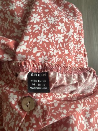 Vestido floral rosa con cinturón