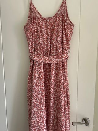 Vestido floral rosa con cinturón