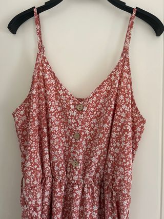 Vestido floral rosa con cinturón