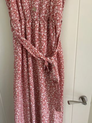 Vestido floral rosa con cinturón