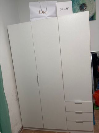 Armario blanco de madera grande