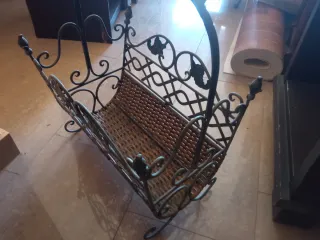 Revistero de forja y mimbre
