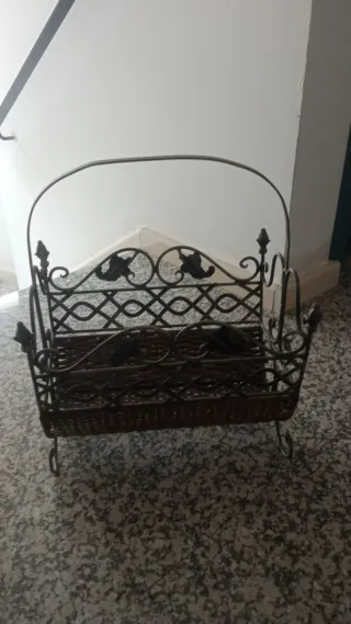 Revistero de forja y mimbre