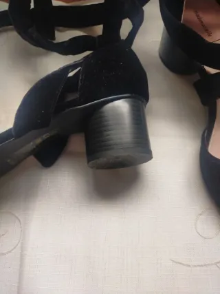 Sandalias negras con lazada