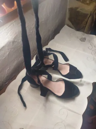 Sandalias negras con lazada