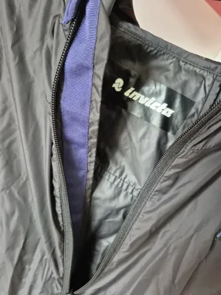 Giubbino Invicta nero con cappuccio