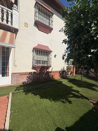 Casa adosada en venta en Sanlúcar la Mayor