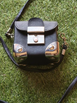 Mini bandolera negra con detalles metalicos unisex