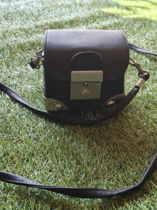 Mini bandolera negra con detalles metalicos unisex