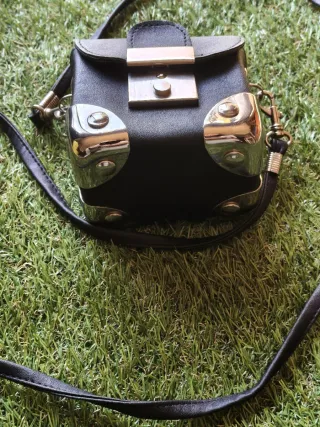 Mini bandolera negra con detalles metalicos unisex