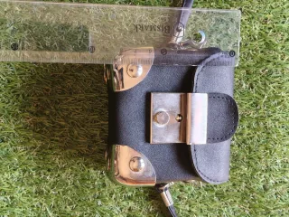 Mini bandolera negra con detalles metalicos unisex