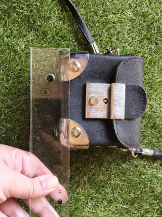 Mini bandolera negra con detalles metalicos unisex