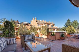 Ático en venta en Nueva Andalucía centro en Marbella