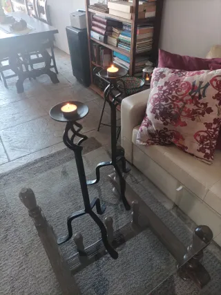 Bellísimos candelabros de metal acero negros.