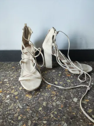 Sandalias de tacón beige atadas