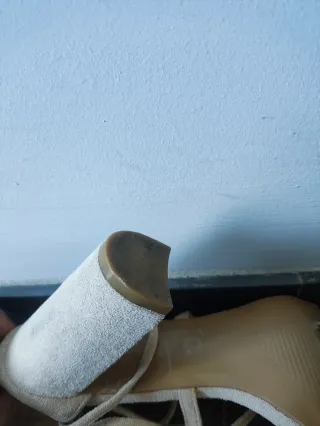 Sandalias de tacón beige atadas